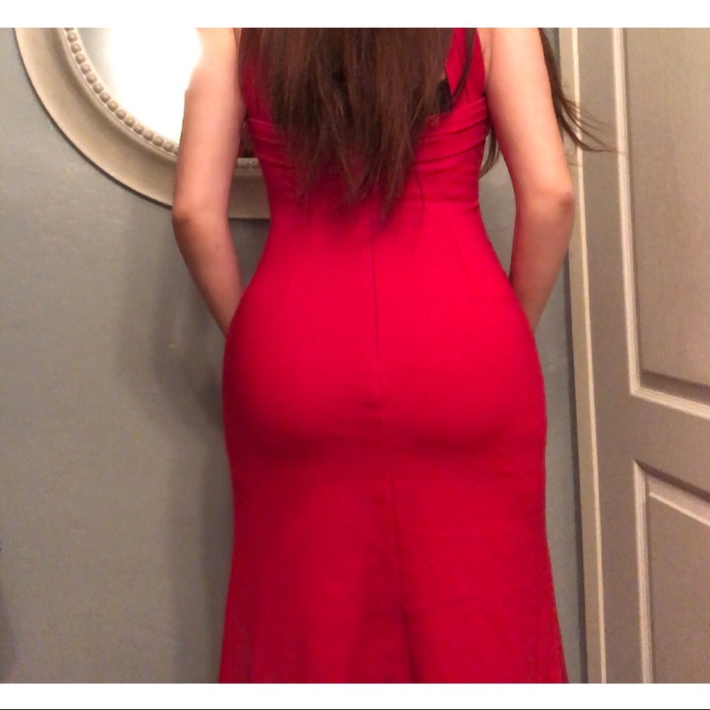 Red gown - Picture 2 of 6